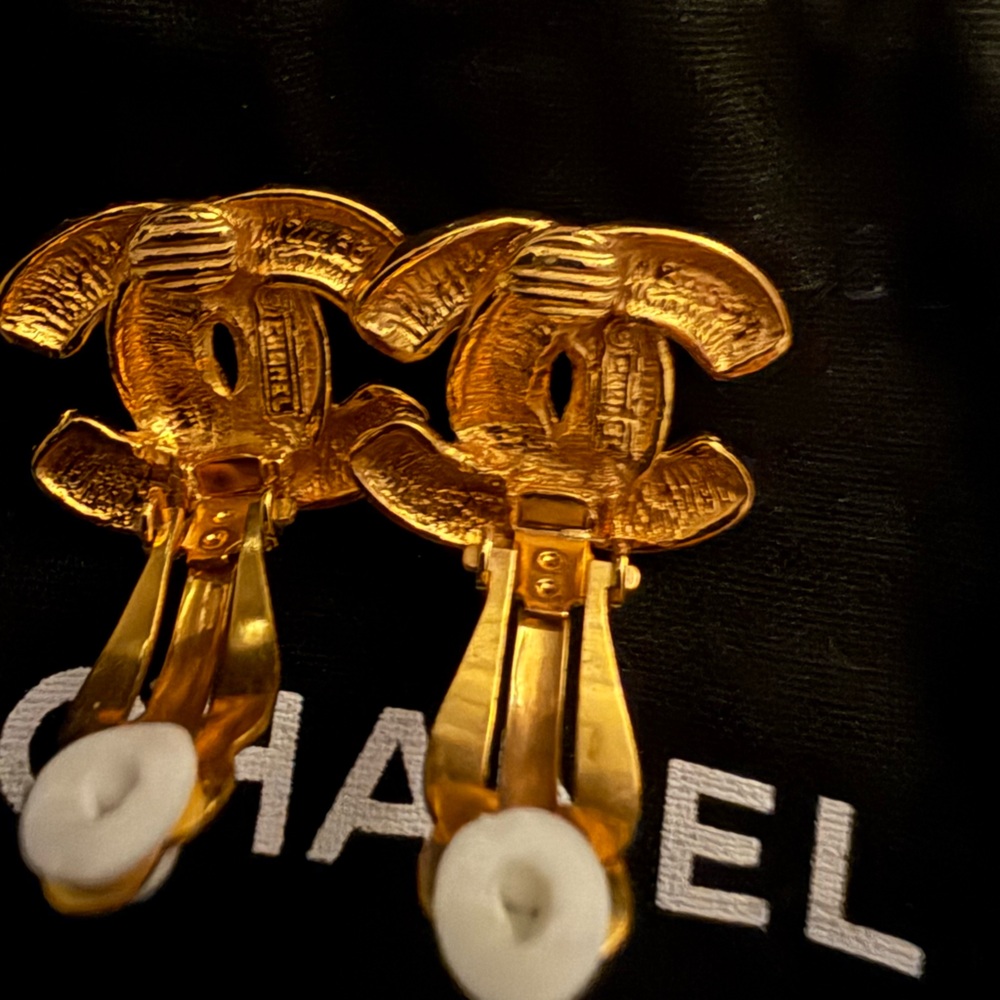 Vintage Chanel 18K gold clip on earrings - Picture 3 of 5